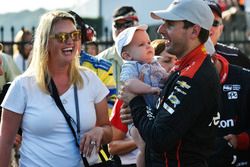 Will Power, Team Penske Chevrolet, Elizabeth Power, Beau Power, fêtent la victoire sur la Victory Lane