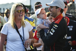 Will Power, Team Penske Chevrolet, Elizabeth Power, Beau Power, fêtent la victoire sur la Victory Lane