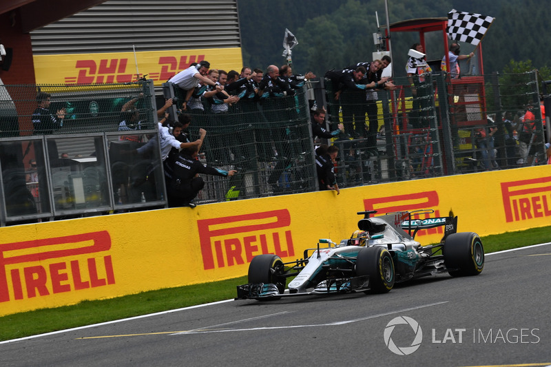 Checkered flag for Lewis Hamilton, Mercedes-Benz F1 W08