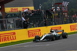 Zielflagge für Lewis Hamilton, Mercedes-Benz F1 W08