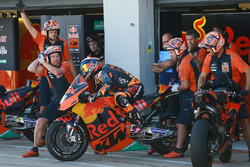 Бредлі Сміт, Red Bull KTM Factory Racing, на піт-лейні міняє мотоцикл