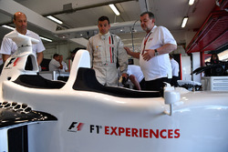 F1 Experiences tweezitter-passagier Will Buxton, NBC TV-presentator en Paul Stoddart