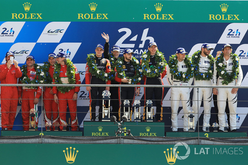 Podio GTE AM: al primo posto Robert Smith, Will Stevens, Dries Vanthoor, JMW Motorsport, al secondo posto Duncan Cameron, Aaron Scott, Marco Cioci, Spirit of Race, al terzo posto Cooper MacNeil, Bill Sweedler, Townsend Bell, Scuderia Corsa