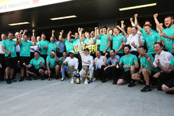Il vincitore della gara Valtteri Bottas, Mercedes AMG F1, Lewis Hamilton, Mercedes AMG F1