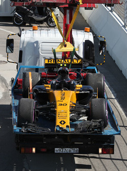 The crashed car of Jolyon Palmer, Renault Sport F1 Team RS17 is recovered by marshals