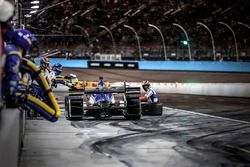 Carlos Munoz, A.J. Foyt Enterprises Chevrolet pit stop