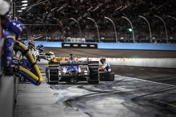 Carlos Munoz, A.J. Foyt Enterprises Chevrolet pit stop