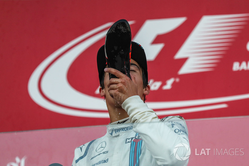 Lance Stroll, Williams celebra con la bota de Daniel Ricciardo en el podio