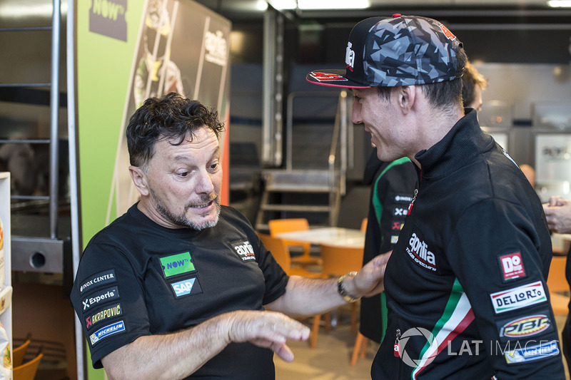 Bos Aprilia Racing Team Gresini, Fausto Gresini (kiri), saat memberikan masukan kepada salah satu pembalapnya di MotoGP, Aleix Espargaro. 