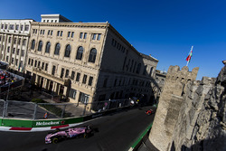 Sergio Perez, Sahara Force India F1 VJM10, Kimi Raikkonen, Ferrari SF70H