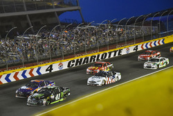 Kurt Busch, Stewart-Haas Racing Ford, Denny Hamlin, Joe Gibbs Racing Toyota