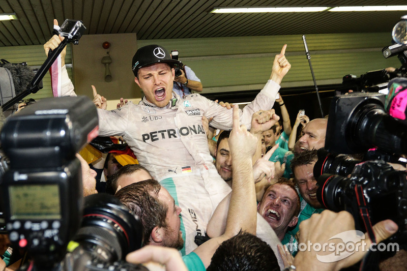 Nico Rosberg, Mercedes AMG F1 festeggia il suo Titolo Mondiale con il team