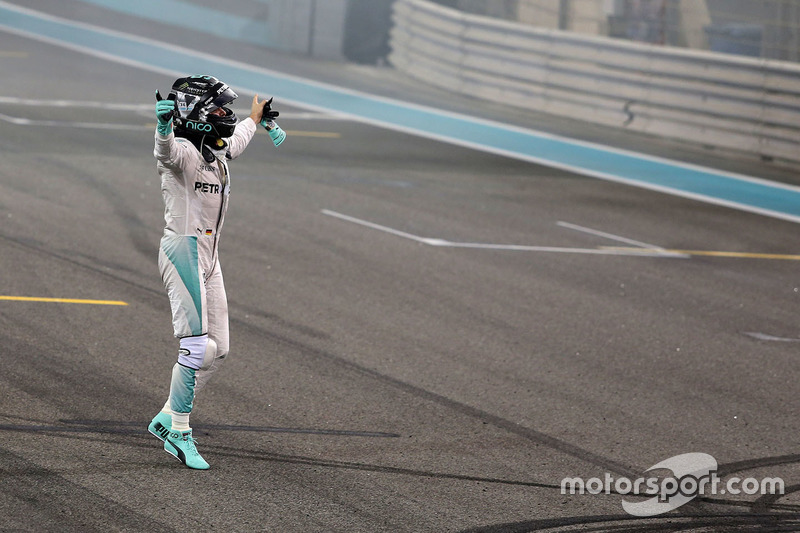 Segundo lugar y nuevo campeón mundial Nico Rosberg, Mercedes AMG F1 celebra al final de carrera