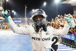 Segundo lugar y campeón del mundo Nico Rosberg, Mercedes AMG F1, celebra en el Parc Ferme