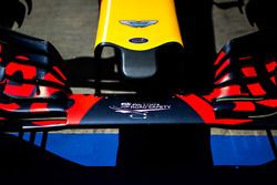 Red Bull Racing RB12'nin burnunda Aston Martin logo