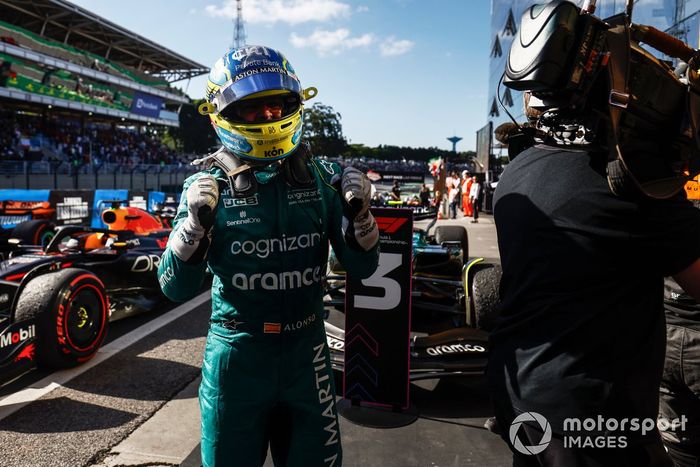 Fernando Alonso, Aston Martin F1 Team, 3ª posición, celebra su llegada al Parc Ferme