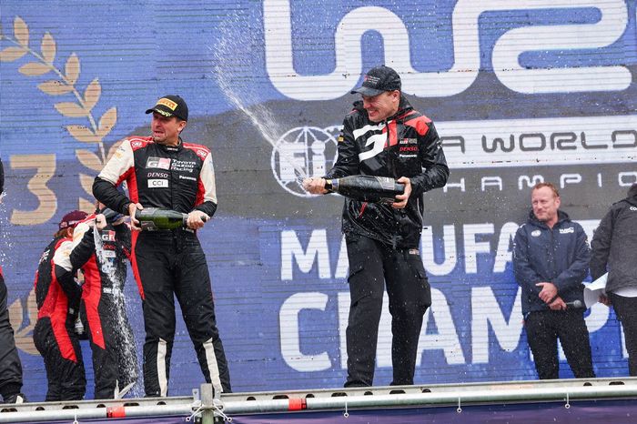 Podio: Jari-Matti Latvala, Director del equipo Toyota Gazoo Racing