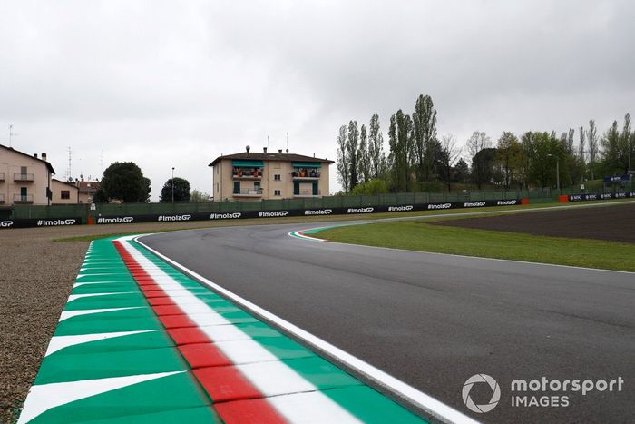 Pianos con los colores de la bandera de Italia en Imola