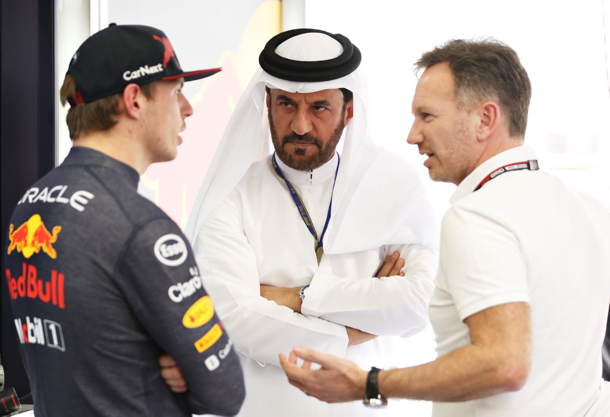 Mohammed ben Sulayem, presidente de la FIA, Christian Horner, director de Red Bull, y Max Verstappen