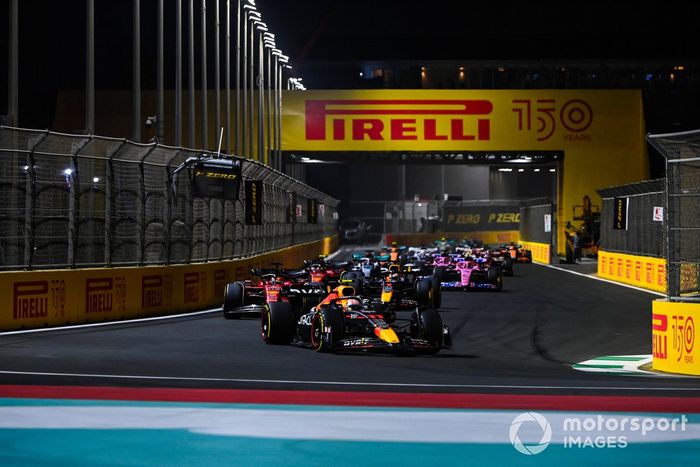 Sergio Pérez, Red Bull Racing RB18, Charles Leclerc, Ferrari F1-75, Max Verstappen, Red Bull Racing RB18, Carlos Sainz Jr., Ferrari F1-75, y el resto de la parrilla