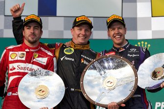 Podio: il vincitore della gara Kimi Raikkonen, Lotus, il secondo classificato Fernando Alonso, Ferrari, il terzo classificato Sebastian Vettel, Red Bull Racing