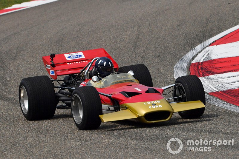 Дэймон Хилл за рулем Lotus 49 своего отца Грэма Хилла