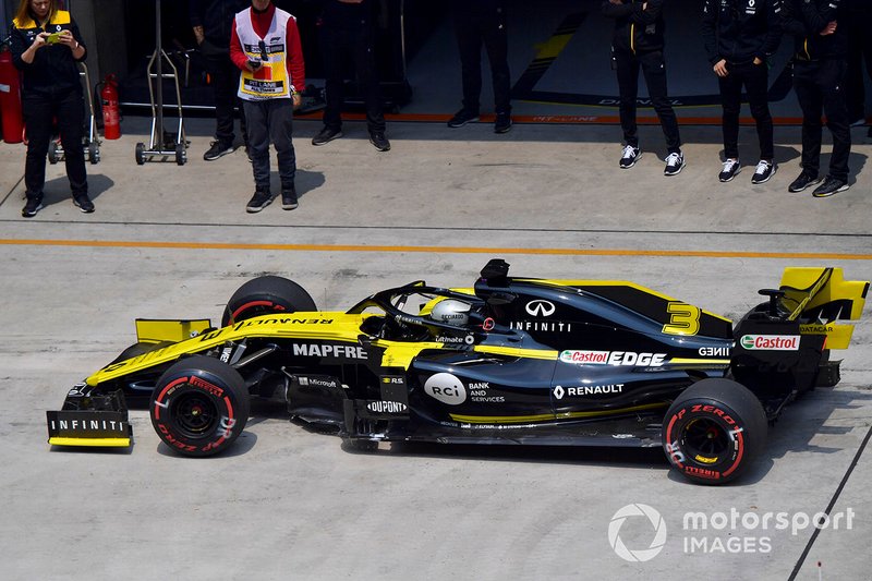 Daniel Ricciardo, Renault F1 Team R.S.19, in the pit lane