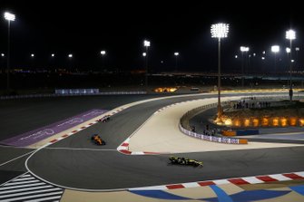 Nico Hulkenberg, Renault R.S. 19, voor Lando Norris, McLaren MCL34, en Sergio Perez, Racing Point RP19