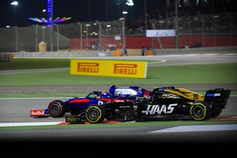 Pierre Gasly, Red Bull Racing RB15, en Kevin Magnussen, Haas F1 Team VF-19