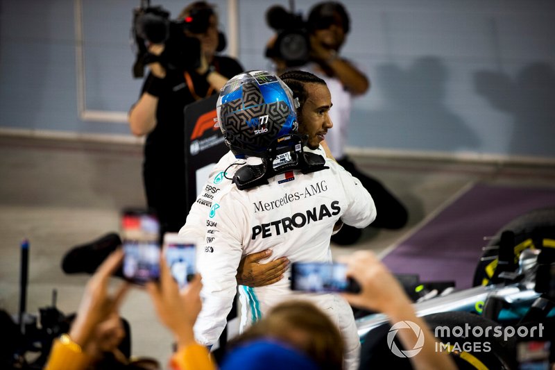 Valtteri Bottas, Mercedes AMG F1, 2ª posición, y Lewis Hamilton, Mercedes AMG F1, 1ª posición, celebran después de la carrera
