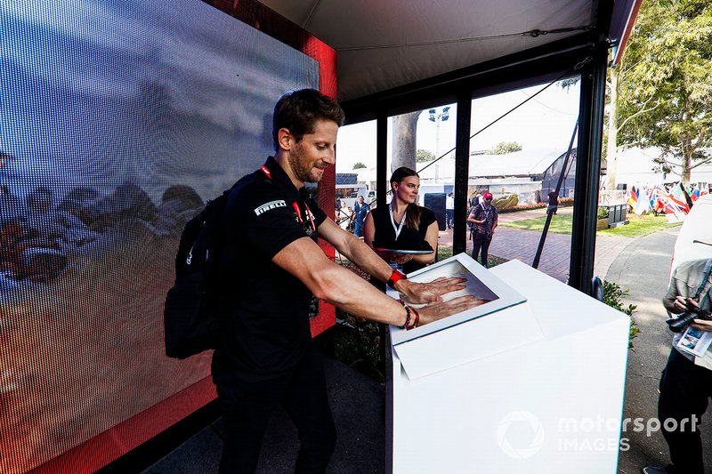 Romain Grosjean, Haas F1 Team, lascia l'impronta delle sue mani
