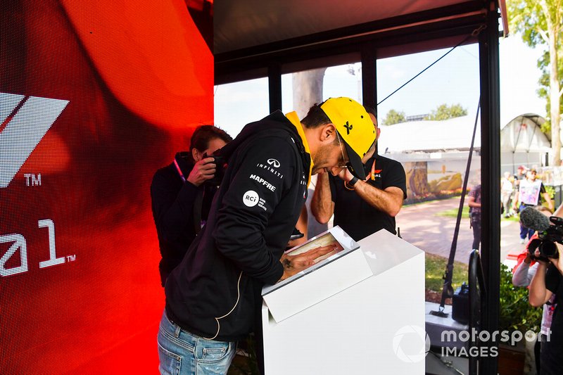 Daniel Ricciardo, Renault hand mould