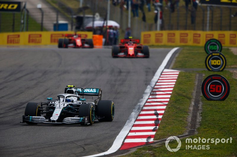 Valtteri Bottas, Mercedes AMG W10, por delante de Charles Leclerc, Ferrari SF90, y Sebastian Vettel, Ferrari SF90