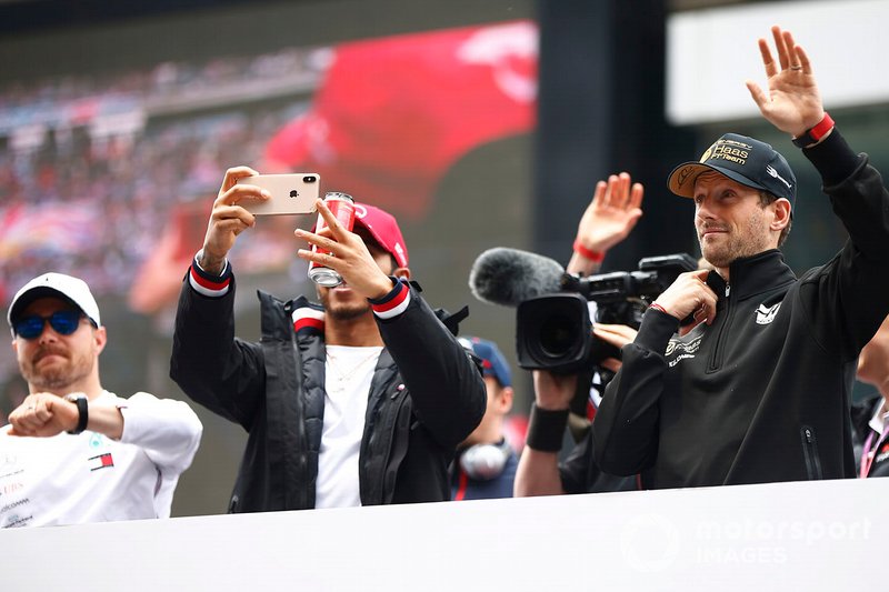Lewis Hamilton, Mercedes AMG F1, and Romain Grosjean, Haas F1