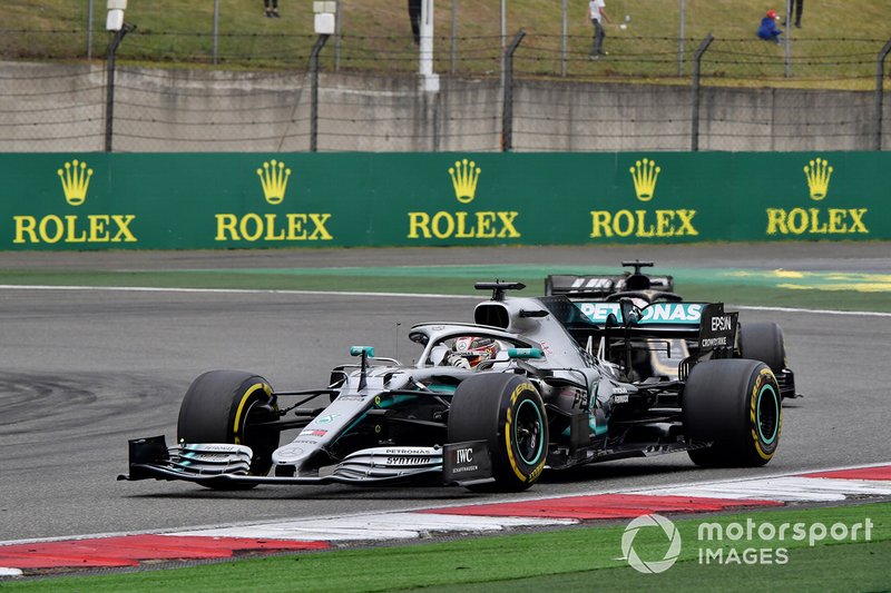 Lewis Hamilton, Mercedes AMG F1 W10, precede Romain Grosjean, Haas F1 Team VF-19