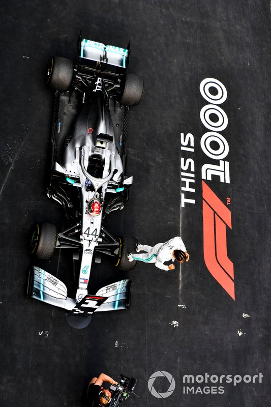 Lewis Hamilton, Mercedes AMG F1, 1° classificato, festeggia all'arrivo nel parco chiuso