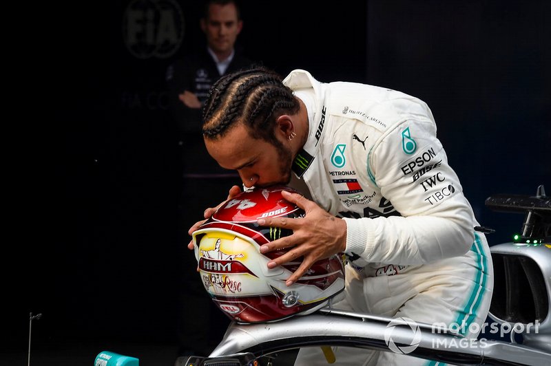 Lewis Hamilton, Mercedes AMG F1, vincitore, bacia il casco al Parco Chiuso