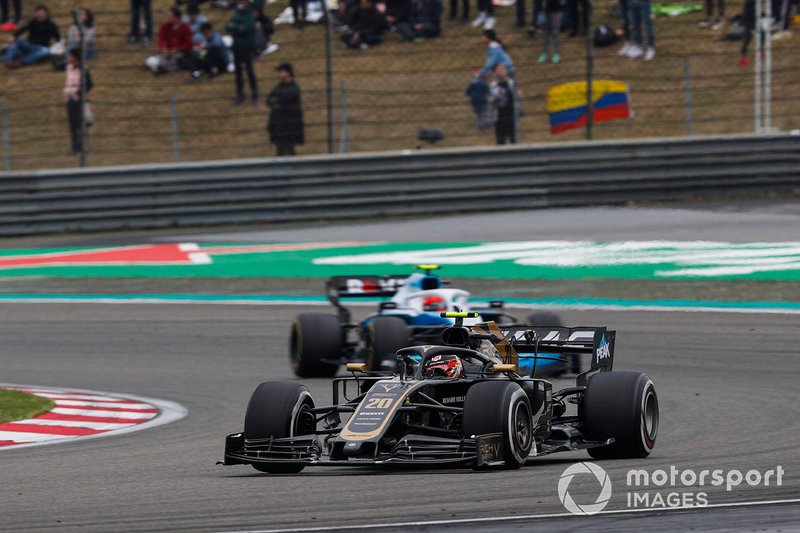 Kevin Magnussen, Haas F1 Team VF-19, leads Robert Kubica, Williams FW42