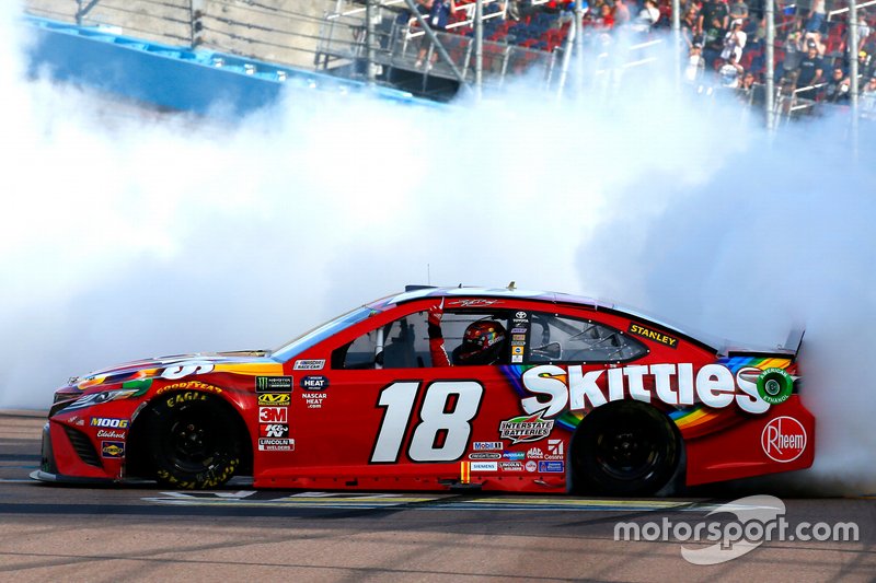 Ganador Kyle Busch, Joe Gibbs Racing, Toyota Camry SKITTLES