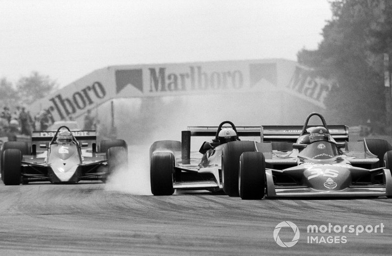 Elio de Angelis, Shadow DN9 se estrella en la parte trasera del coche de Bruno Giacomelli, Alfa Romeo 177