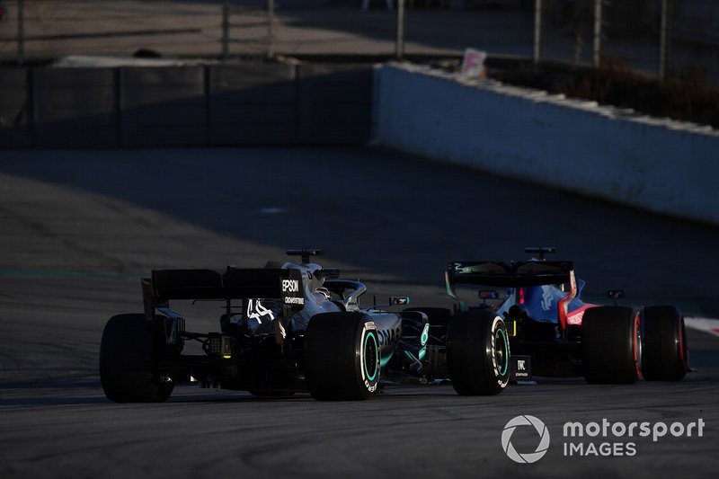 Lewis Hamilton, Mercedes-AMG F1 W10 EQ Power+ and Daniil Kvyat, Scuderia Toro Rosso STR14