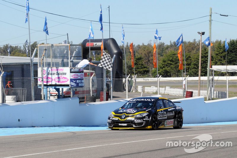 Ganador de la carrera Leonel Pernía, Renault Sport
