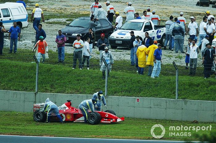Rubens Barrichello, Ferrari F2002, abandona yendo líder