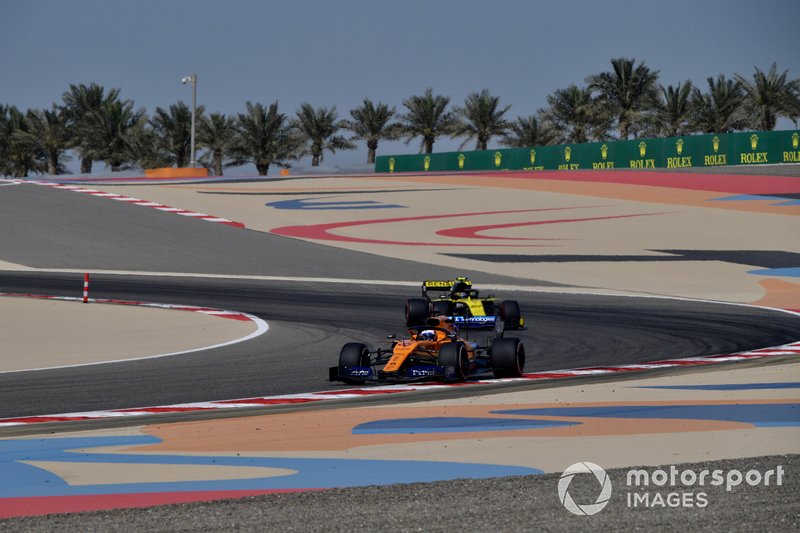 Carlos Sainz Jr., McLaren MCL34, leads Nico Hulkenberg, Renault R.S. 19