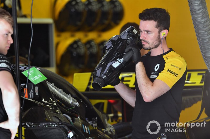 Un mécanicien Renault F1 Team travaille sur la Renault R.S.19