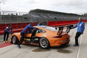 I meccanici del team Ombra Racing spingono la Porsche di Tommaso Mosca nel garage