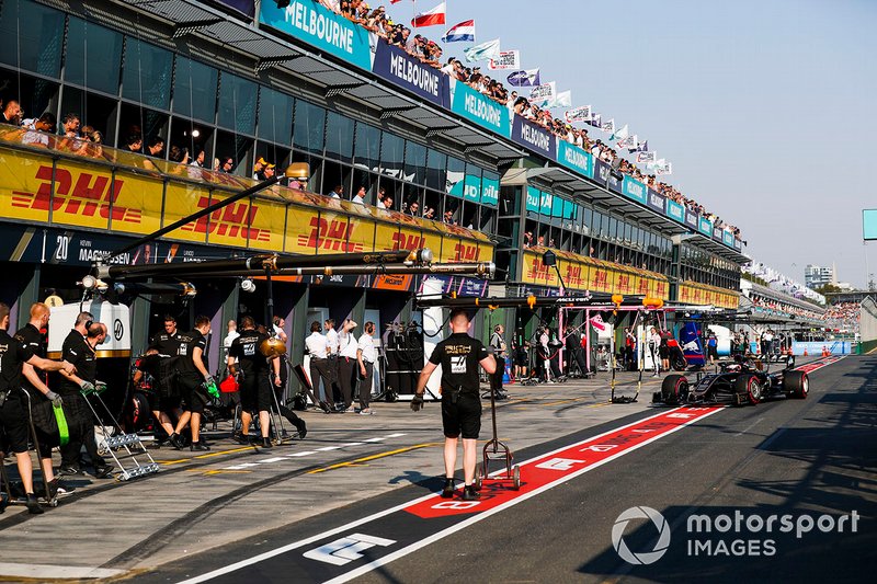 Romain Grosjean, Haas F1 Team VF-19, arriva al suo box