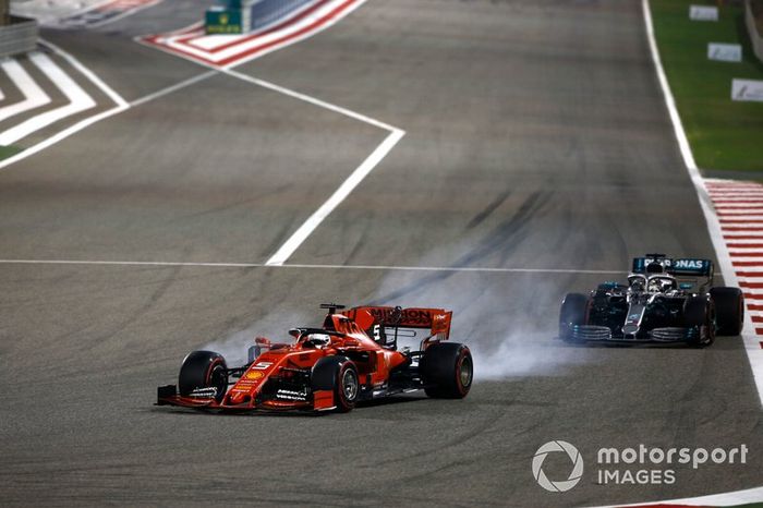 Sebastian Vettel, Ferrari SF90, precede Lewis Hamilton, Mercedes AMG F1 W10