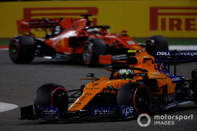 Ландо Норрис, McLaren MCL34, и Себастьян Феттель, Ferrari SF90