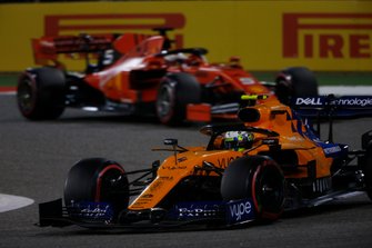 Lando Norris, McLaren MCL34, voor Sebastian Vettel, Ferrari SF90